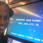 Katrina Bookman tras ganar el premio en la tragaoneda.